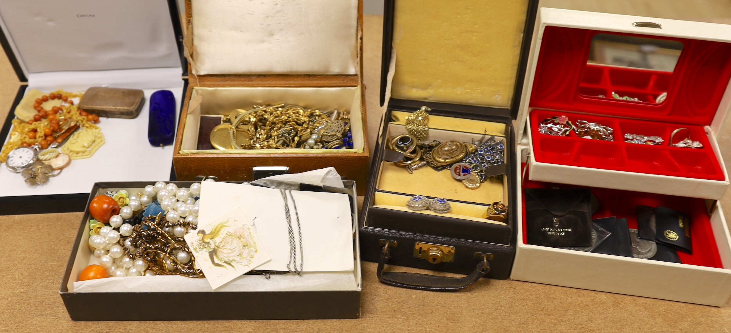 A quantity of assorted costume jewellery.